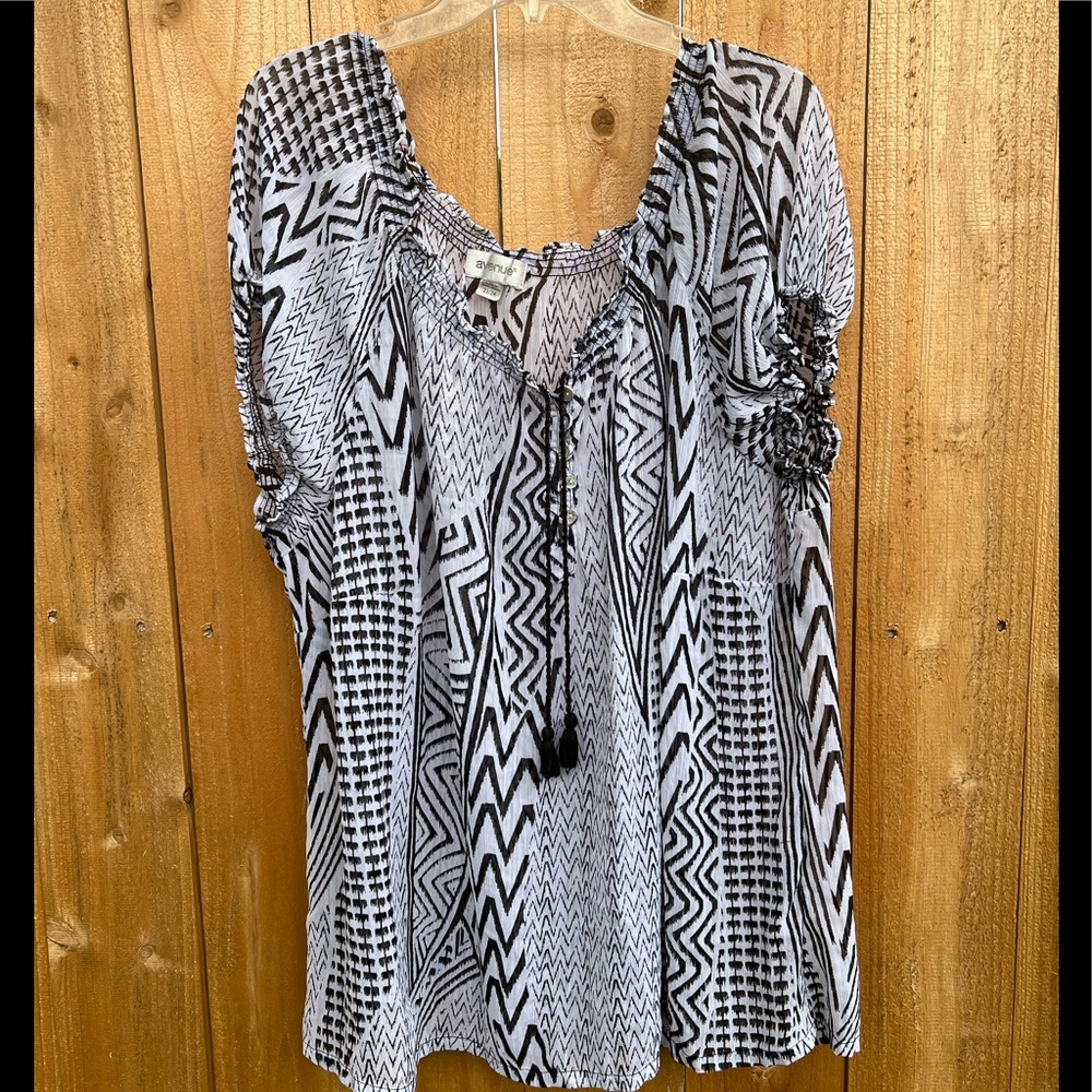 Avenue 22/24 black and white ployester sheer short sleeve blouse top